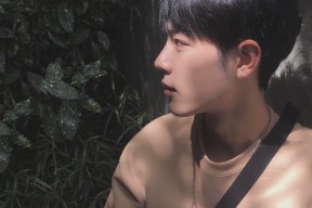 爱游戏官方-勇士后卫完成绝杀后队友热情拥抱，勇士组织后卫