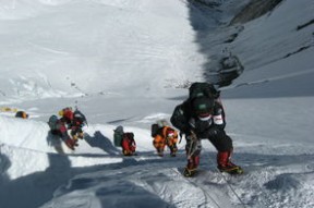 爱游戏电竞官网-全国登山挑战赛千人攀登玉龙雪山，玉龙雪山攀岩